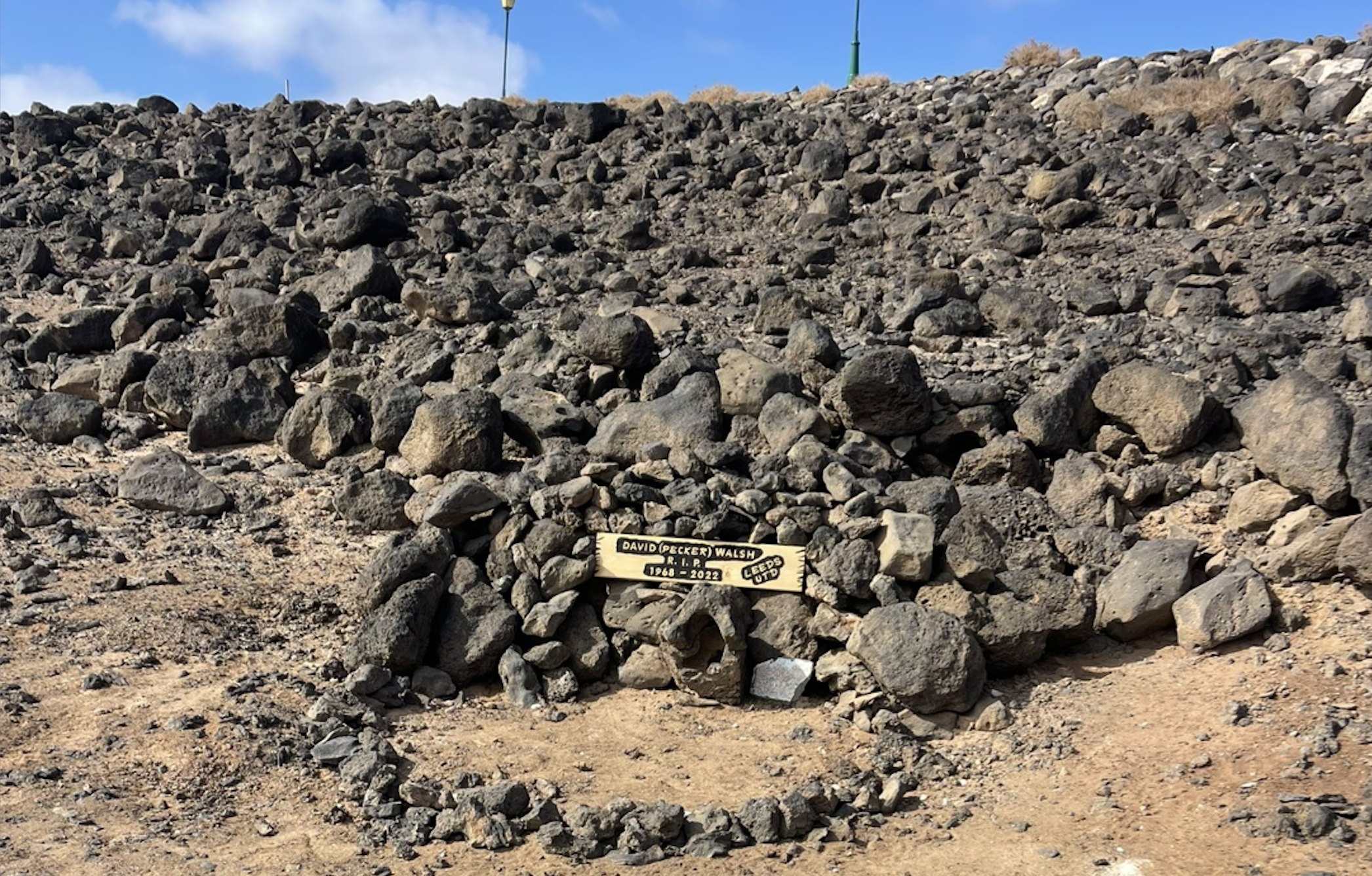 Levantan un altar funerario en la costa de Antigua