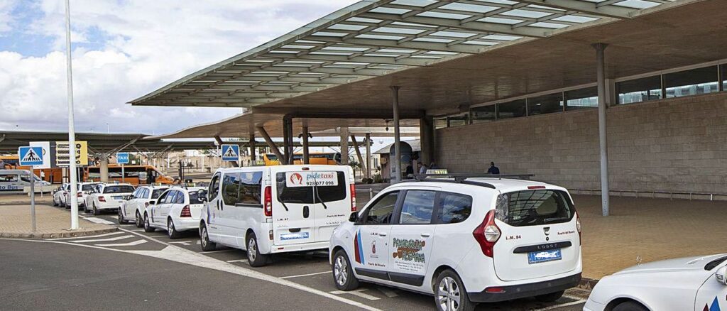 Inspecciones de la policía local al servicio del taxi en el aeropuerto